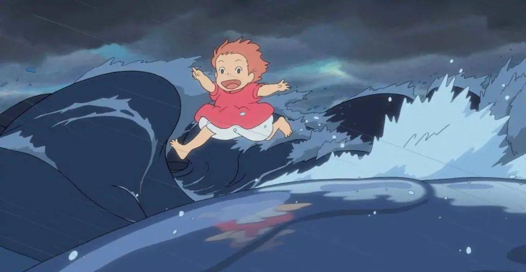 电影里,我特别感动的一幕,就是风雨里波妞踏着海浪,向宗介奔来.