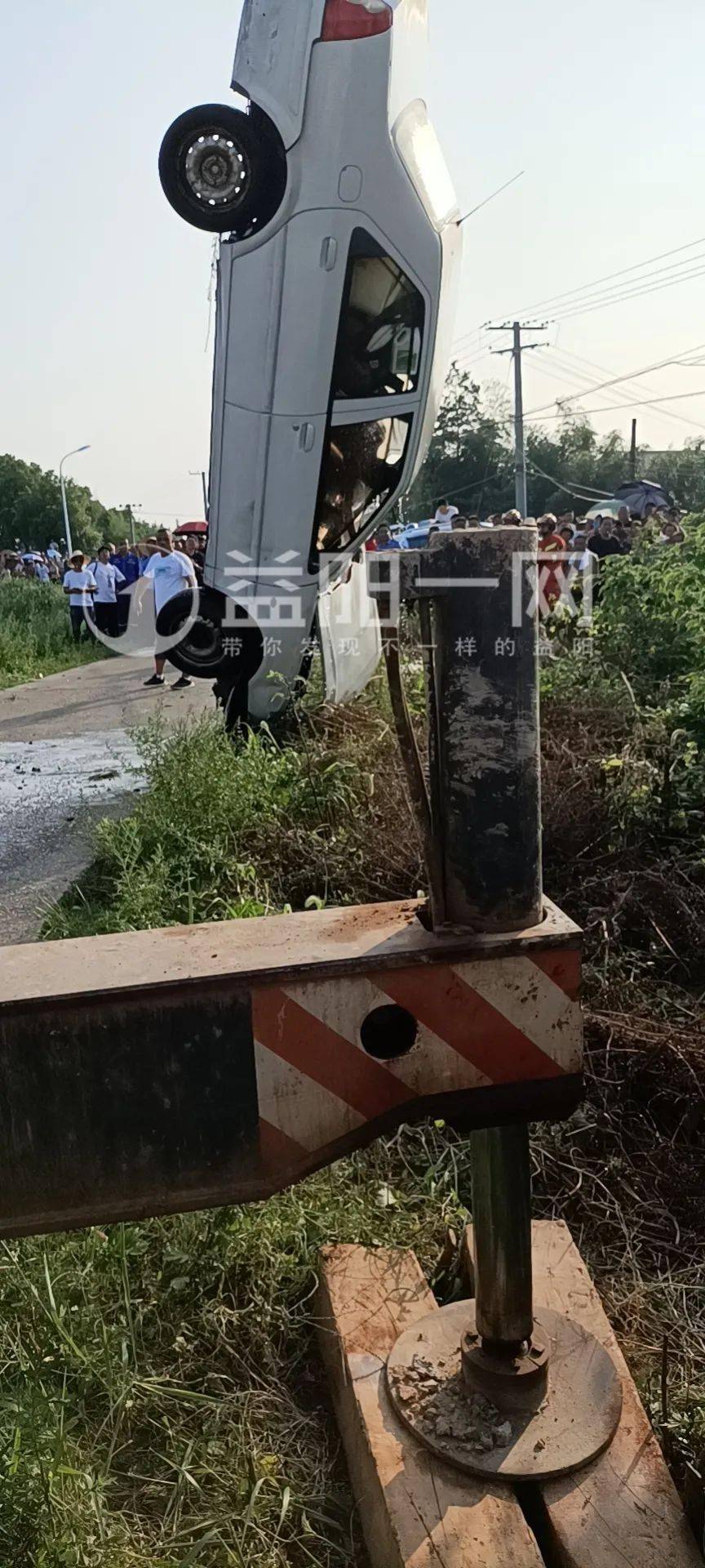 益阳又一白色轿车坠入河中,女司机已死亡!