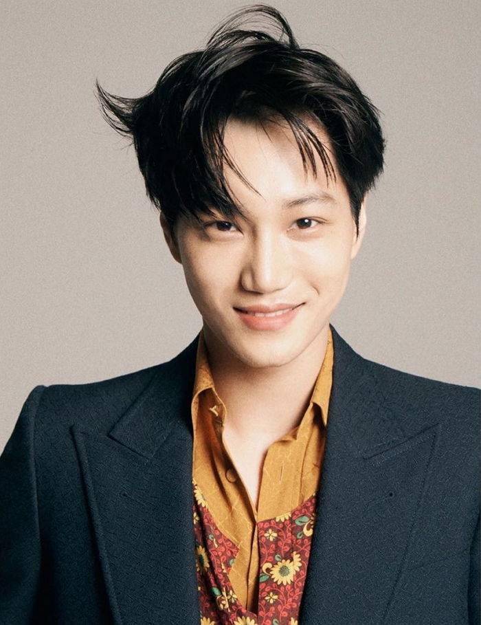 她掩饰不住微笑说:"跳舞跳得好,唱歌唱得好,外貌也很好.