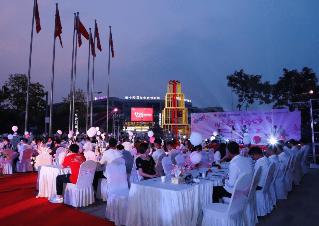 面具这感情升温速度杠杠滴～活动现场气球鲜花点缀出浪漫温馨的氛围1