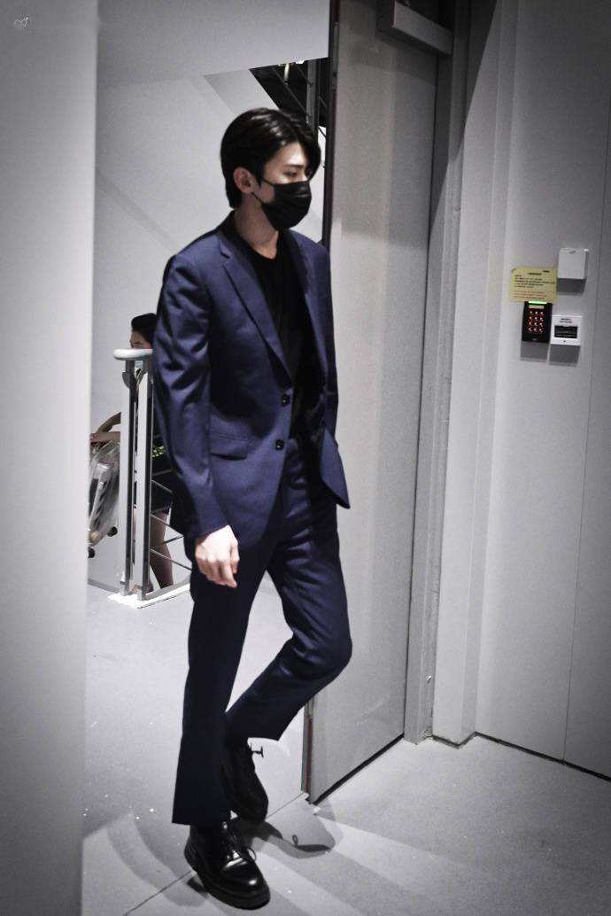 蔡徐坤上海飞张家界出发 今天是腿长两米的霸总蔡大奎!