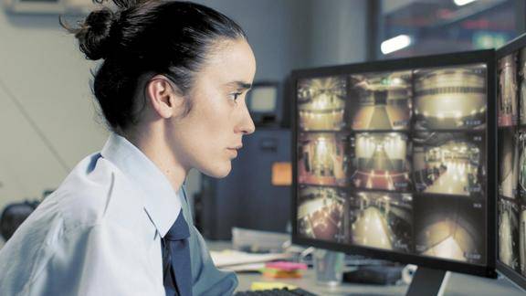 监控拍下奇怪的一幕女保安的举动匪夷所思这部电影不简单