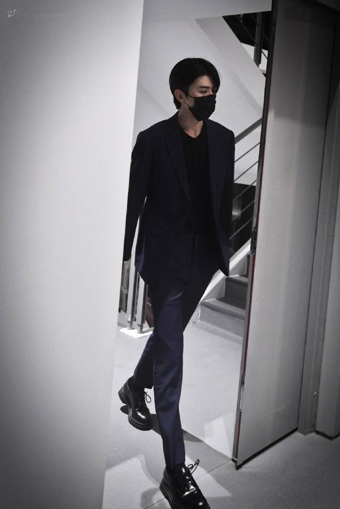 蔡徐坤上海飞张家界出发 今天是腿长两米的霸总蔡大奎!