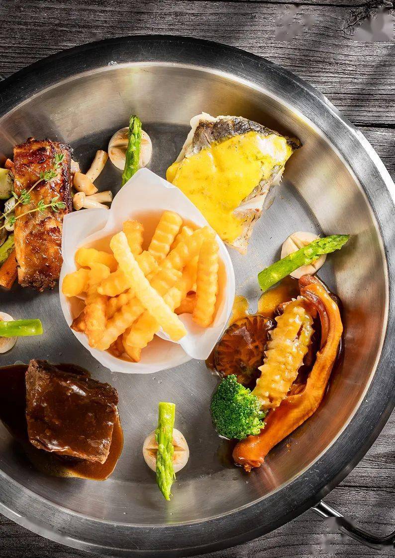 餐厅除了丰富的美食,还有可爱无比的动物陪你用餐,小龙马,节尾狐猴