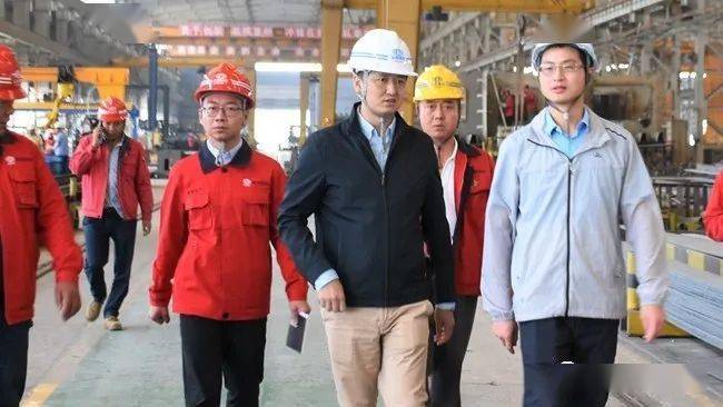 座谈会上,杨林总厂副厂长王金铁对未来三个月的生产计划和生产要素