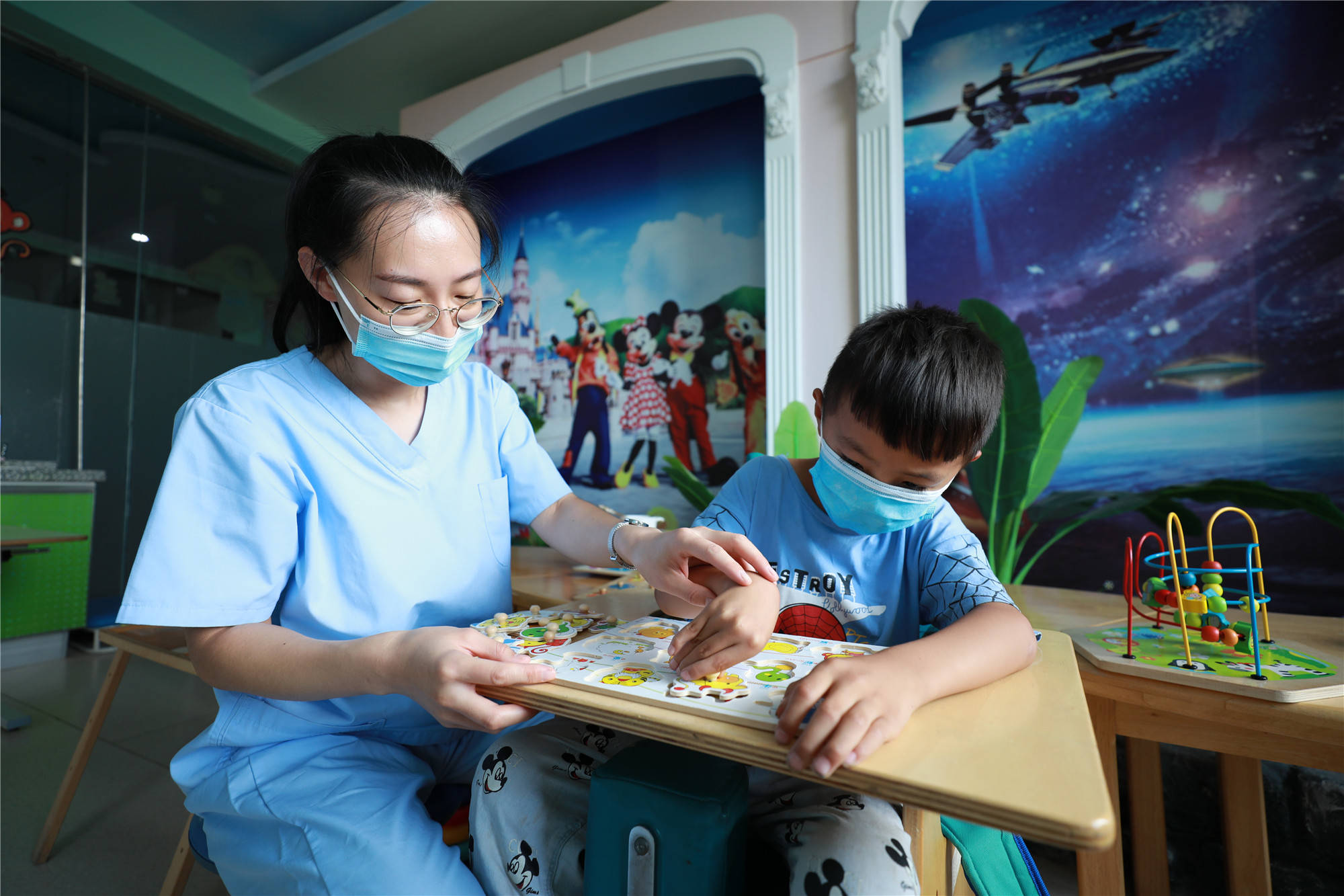 8月25日,石家庄市赵县妇幼保健院医护人员对儿童进行作业疗法.