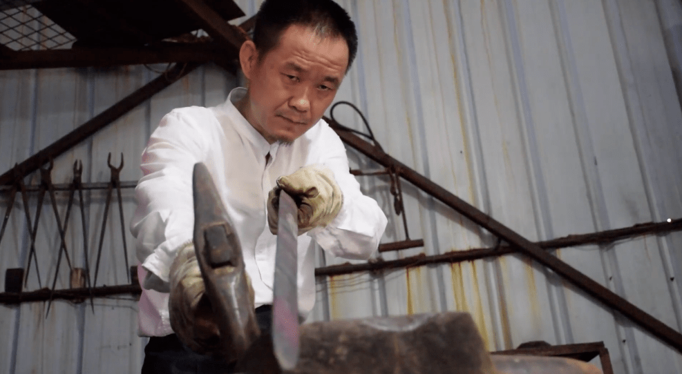 台山匠人热衷铸剑30年按古法成功打造历代名刀剑