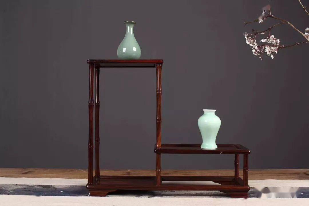 一般来说,明式博古架多采用色泽较浅,木纹清晰明显的黄花梨,清式博古