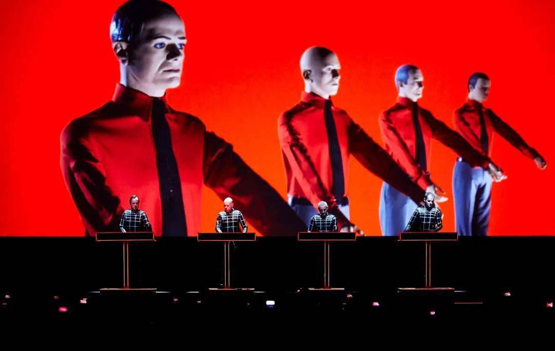 当中,把这些机器玩弄得出神入化的表演者,非德国先锋乐队 kraftwerk