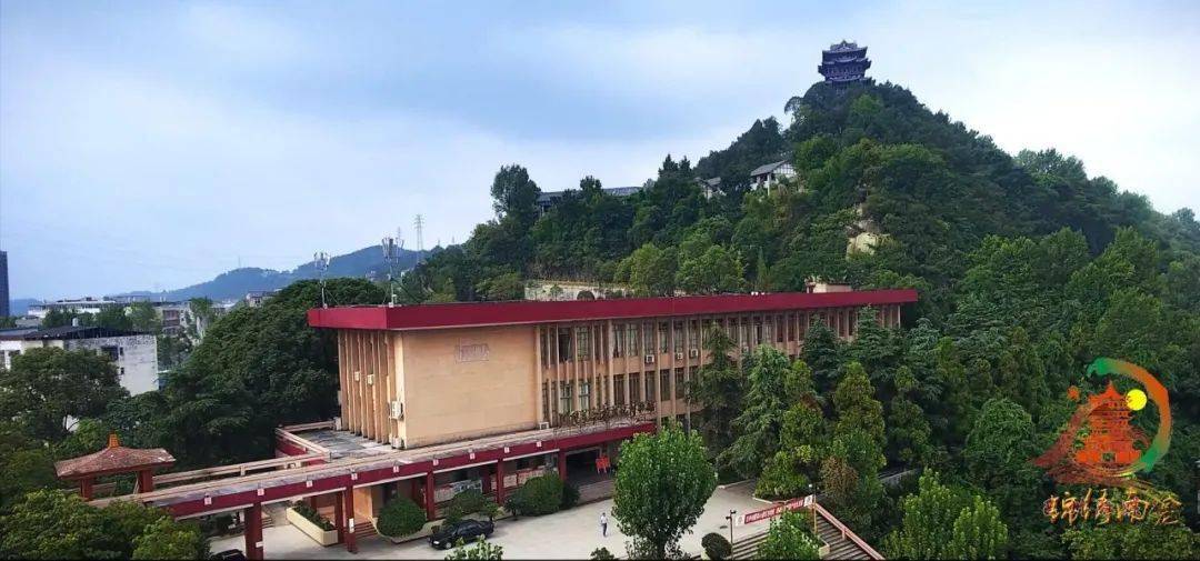 《巴中县文化志》记载,早在唐朝时南龛坡上就有亭台建筑,可视作最早的