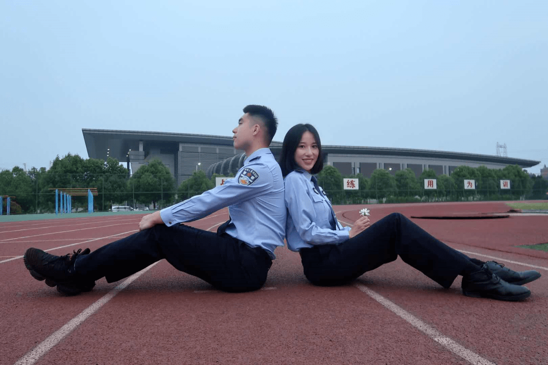 易烊千玺警服图片