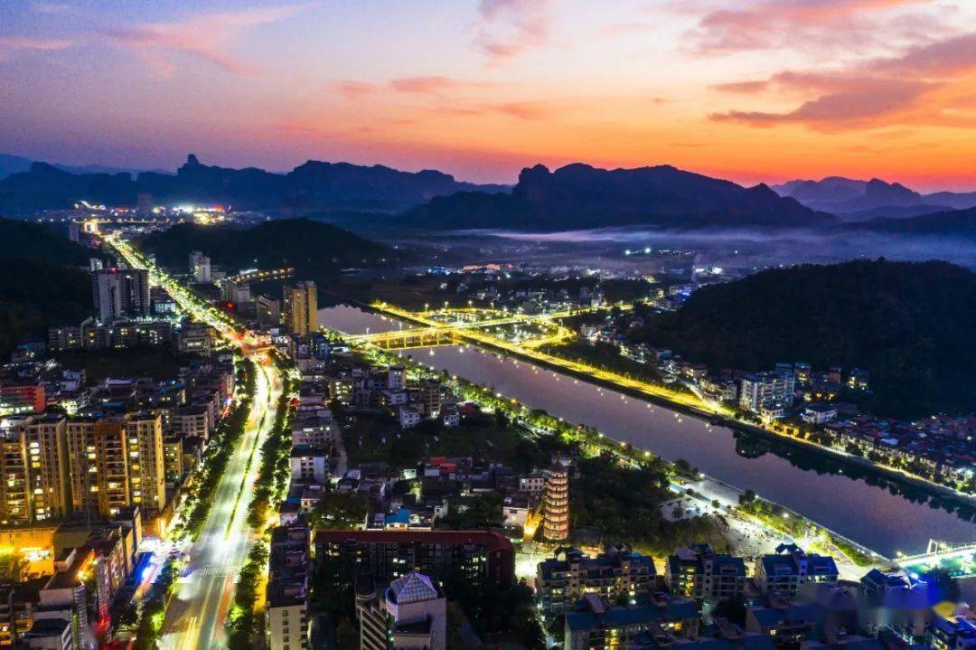 仁化县丹霞大道 (沈良 摄)看着这座仁爱仁化城慢慢变好面貌焕然一新