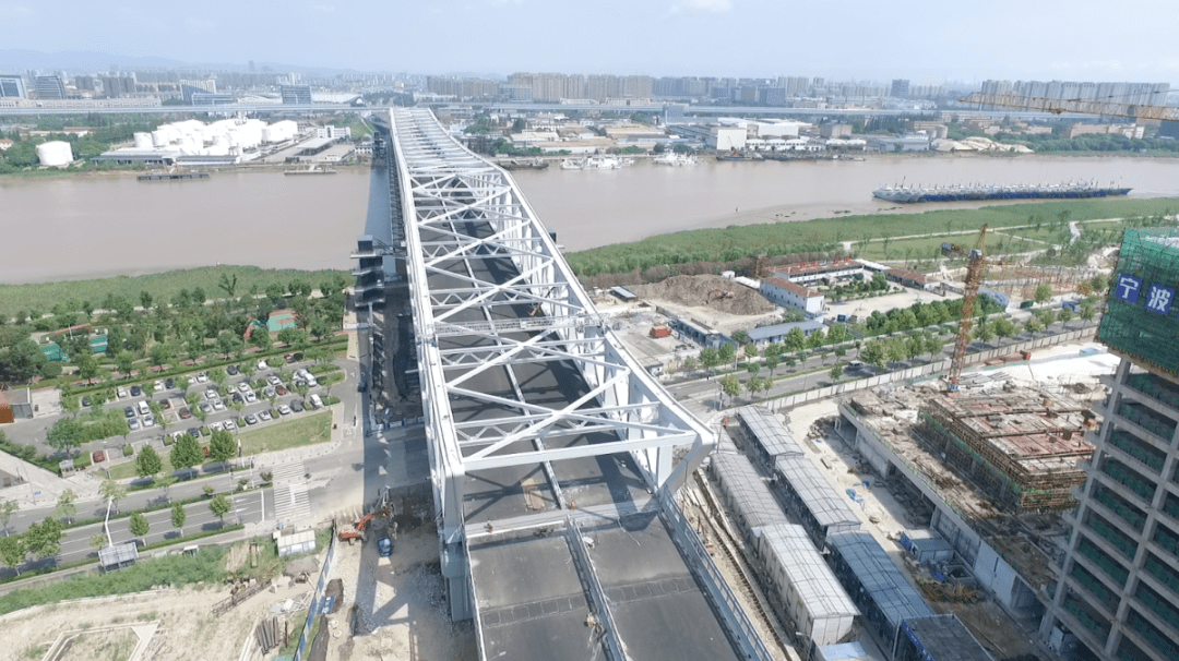 三官堂大桥步入开通倒计时装有8部电梯供行人上下