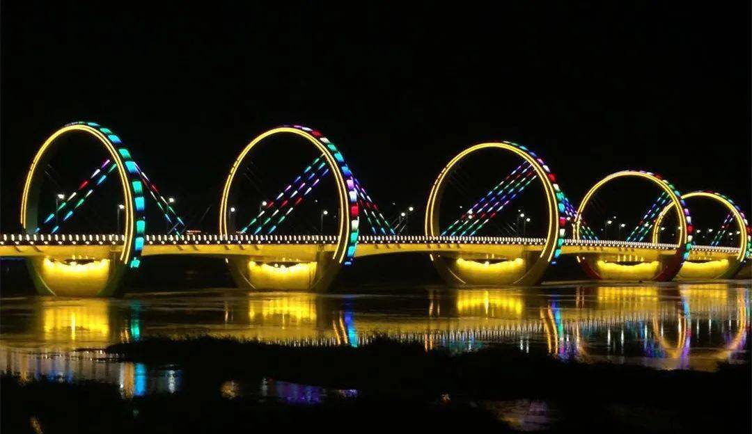 太美了沂水新沂河大桥彩虹灯亮起看现场