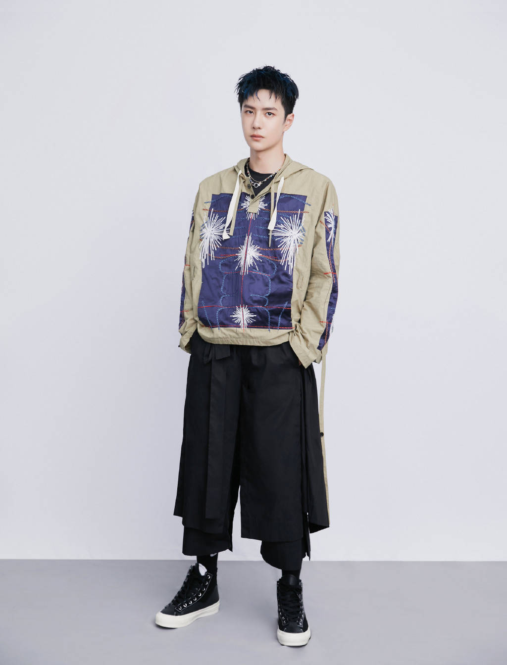 王一博星芒连帽卫衣舒适潇洒 打卡秋日里的温柔一刻_手机搜狐网