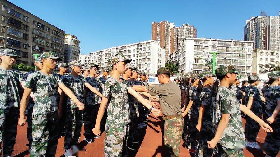 学军人风采强自身素质三台中学2020级高一新生军训同时接受体检