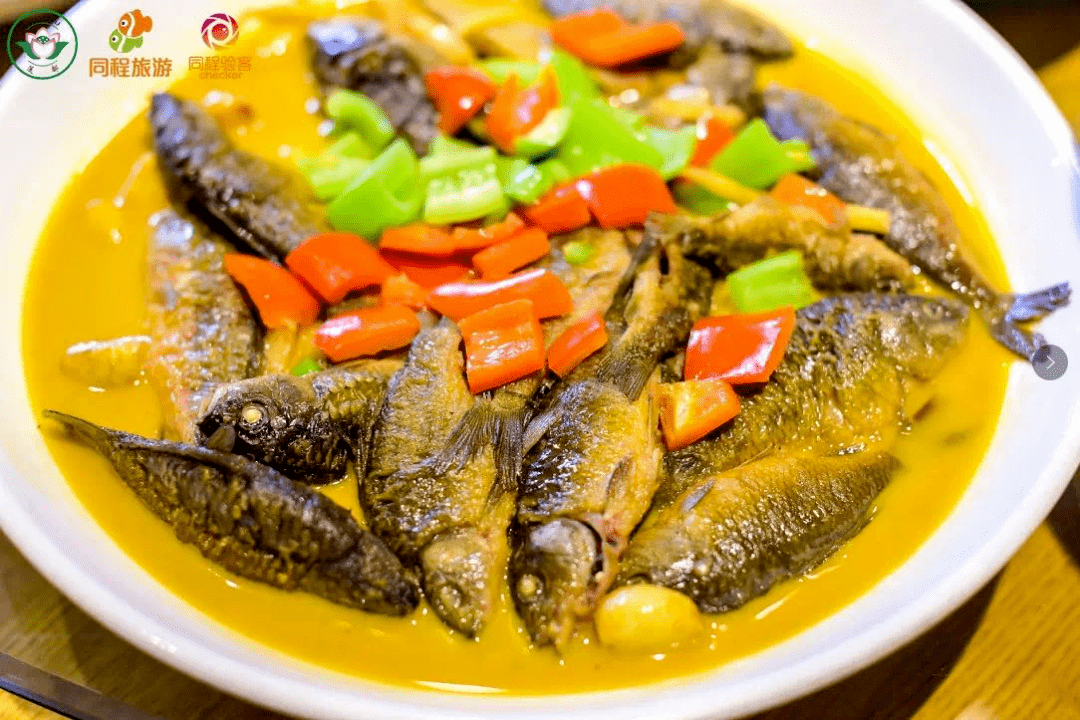 可以品尝瓯江溪鱼宴,添上一撮紫苏的豆腐溪鱼火锅,椒盐溪鱼还有红烧