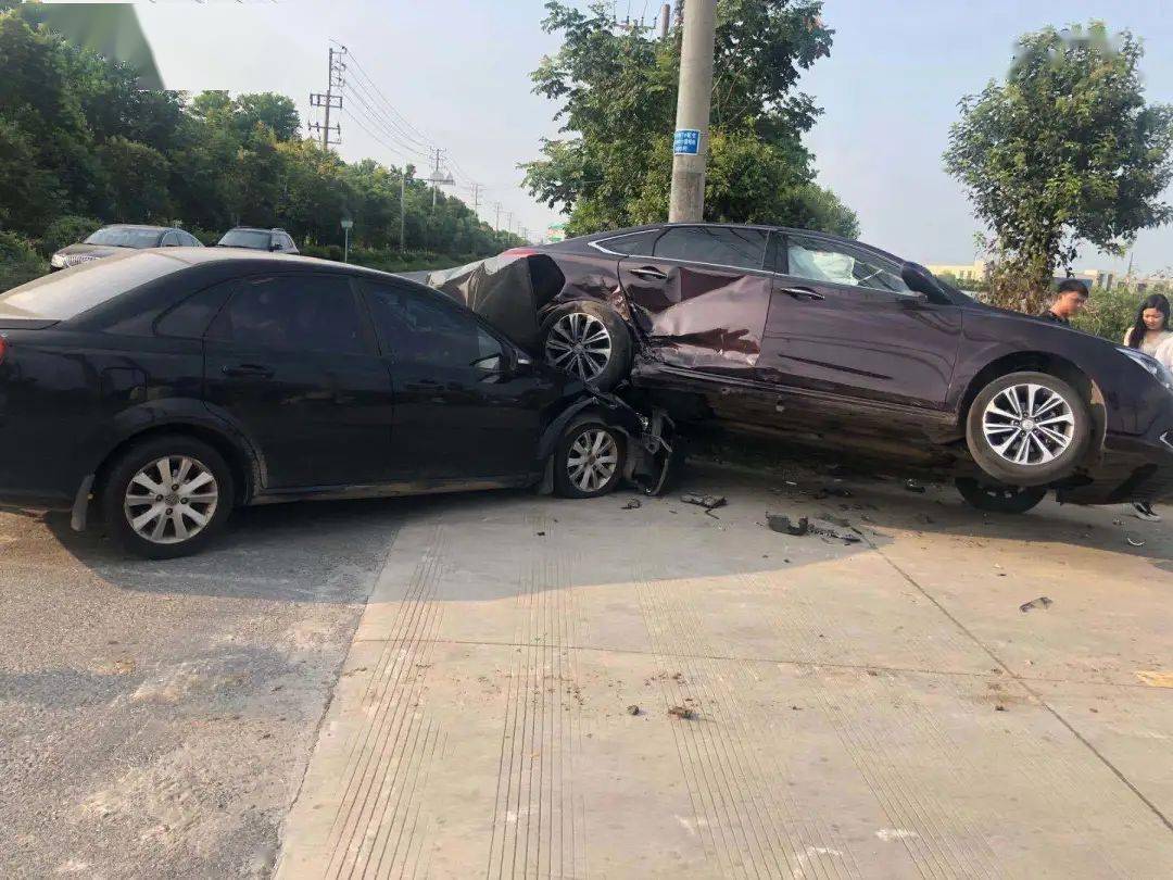 姜堰一十字路口,两车相撞损毁严重