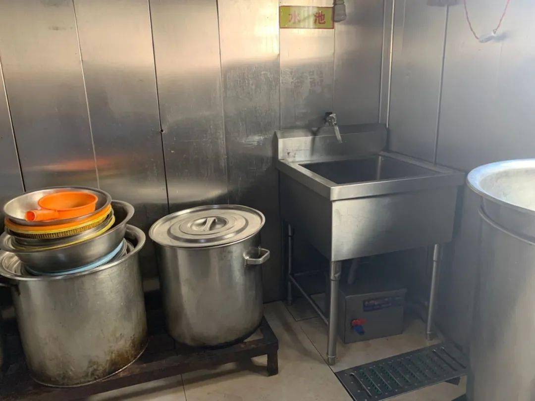 今天的主角38℃下的卤味厨房带你揭秘他们的后厨环境究竟怎么样呢但是
