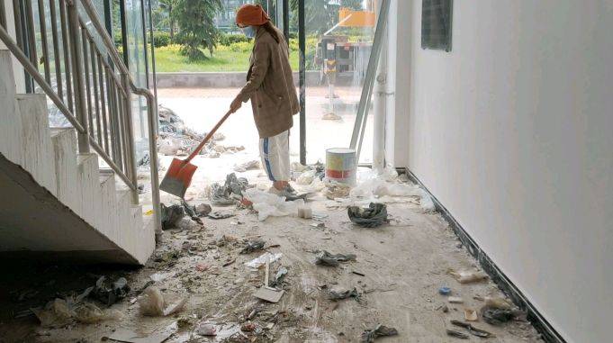 实拍农村母女保洁工作现场不怕脏和累为了家庭一切都值得