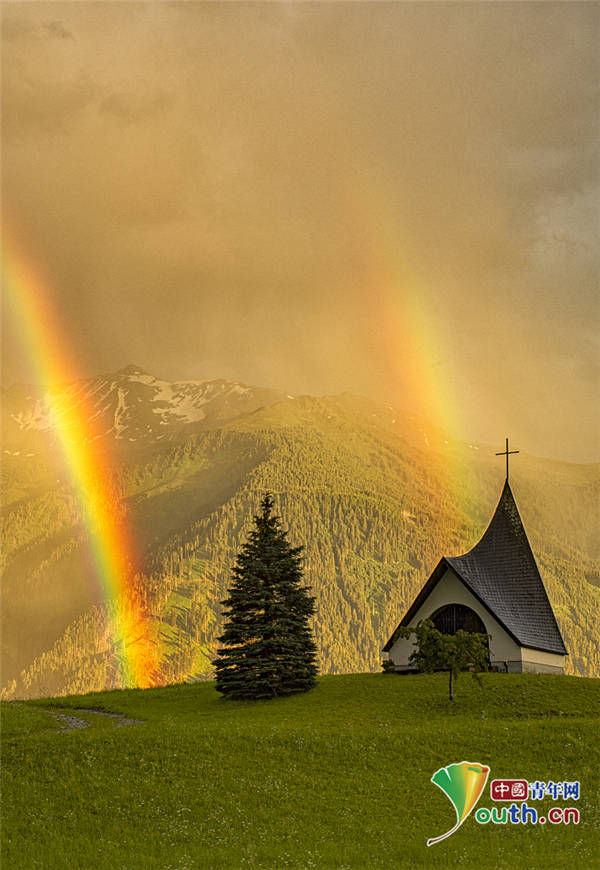 奥地利天空现双彩虹 小教堂变彩虹起点