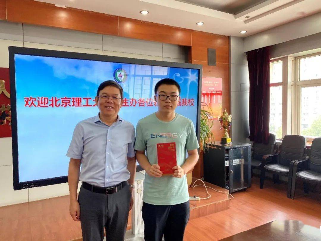 随后来到天津市四十七中学,向校长李博生,副校长狄建成,德育主任亓凯