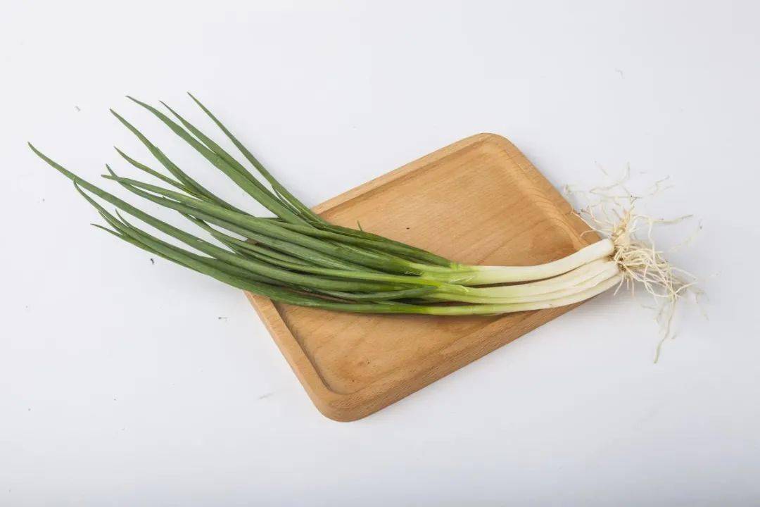 小小一根葱有6个大作用可惜90的人都吃错了附阳台种葱法