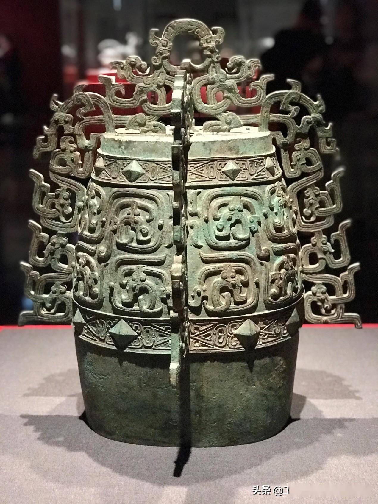 这件青铜器很逗,它不是出土后直接进入博物馆,而是在市面上流转了一段