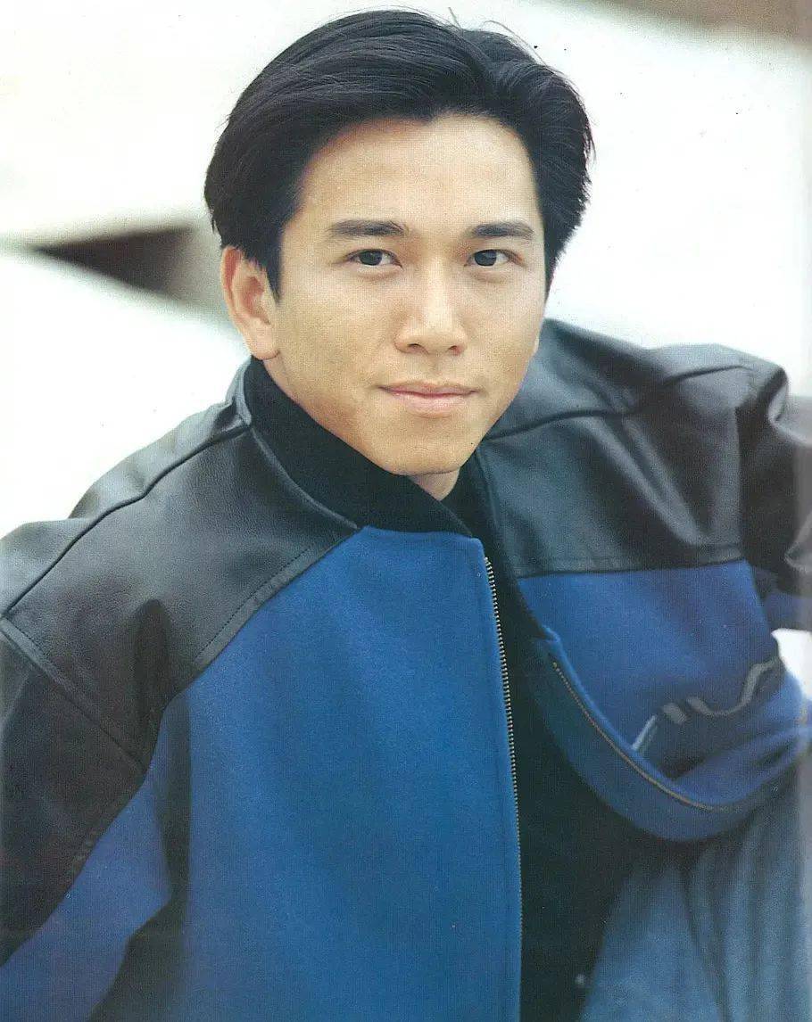 穿花西装戴金链跳舞55岁香港男神温兆伦瘦20斤被指花里胡哨似大妈