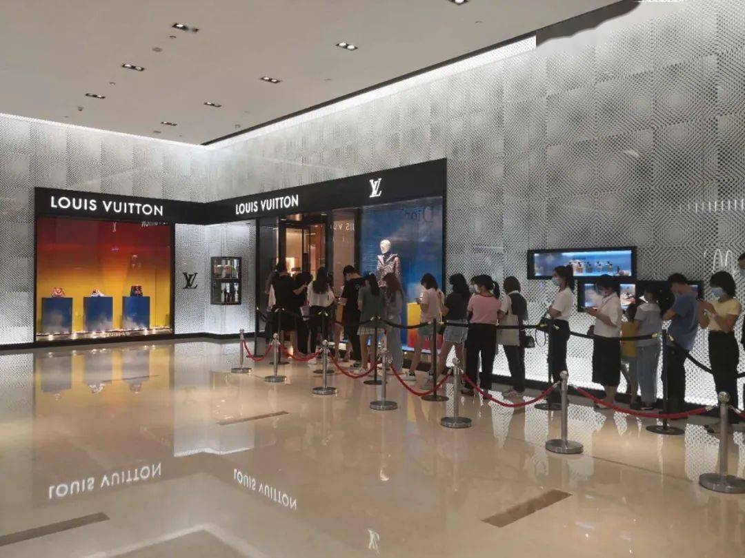 实探丨多地LV店大排长龙，疫情之下奢侈品竟火爆异常，果真