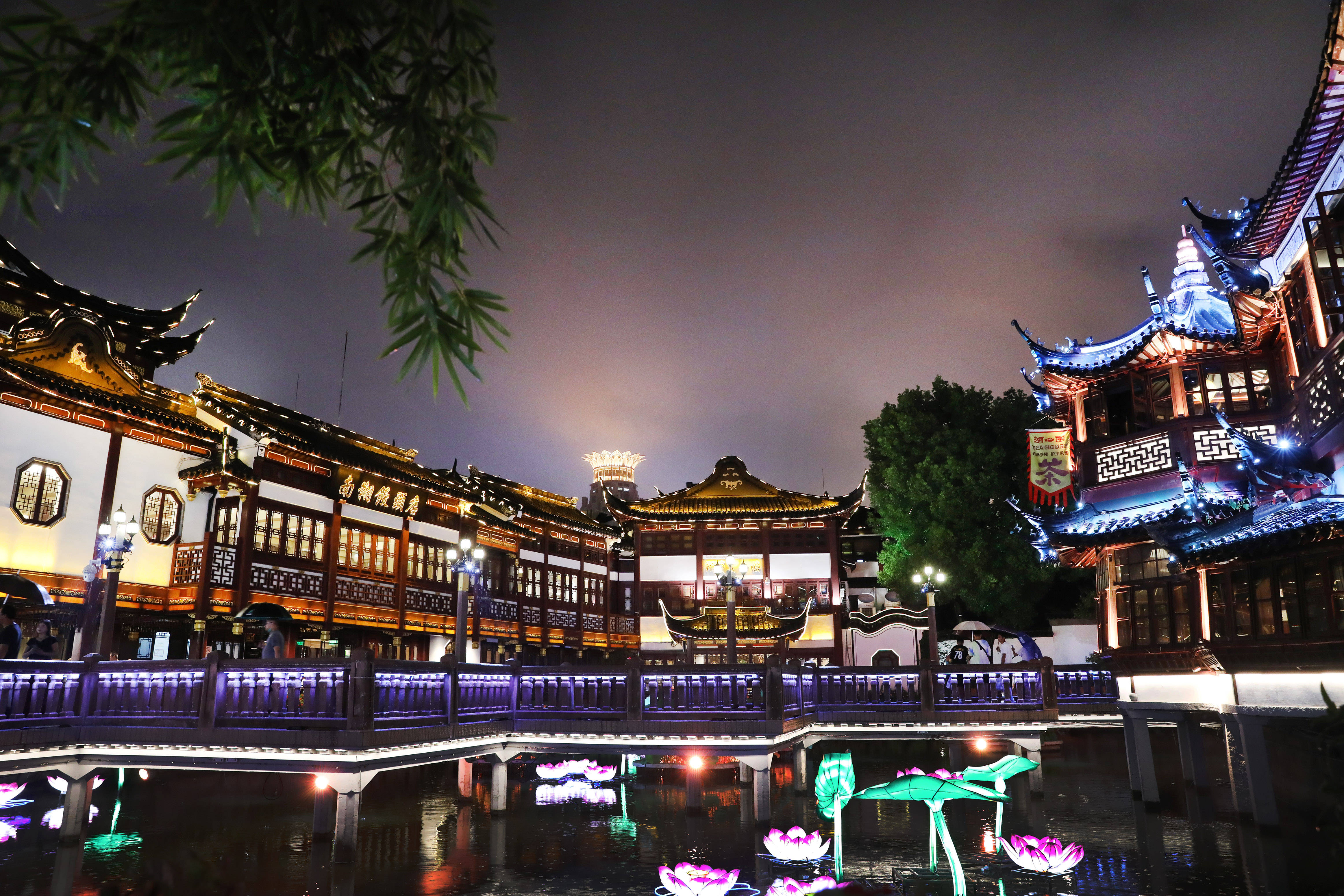 夜色中的上海豫园(8月28日摄)