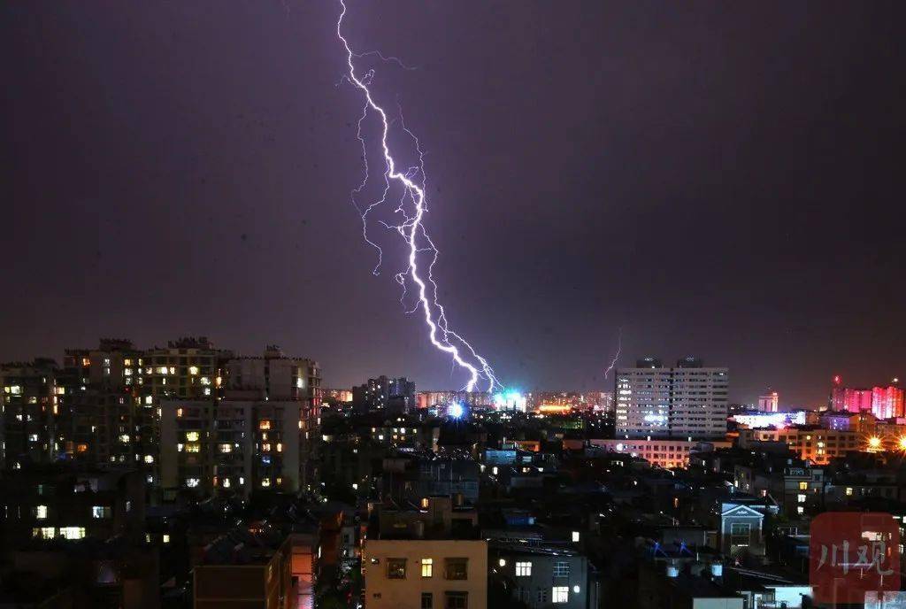 随之而来的闪电也炫耀着在城市上空登场,闪电伴着雷声不歇气的炸响