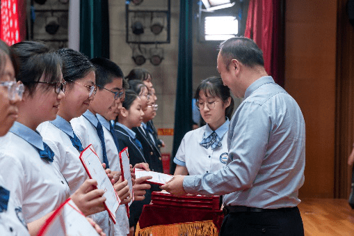 王凯钺同学发表致辞初二年级魏勉同学与母亲演唱二人合作创作抗疫歌曲