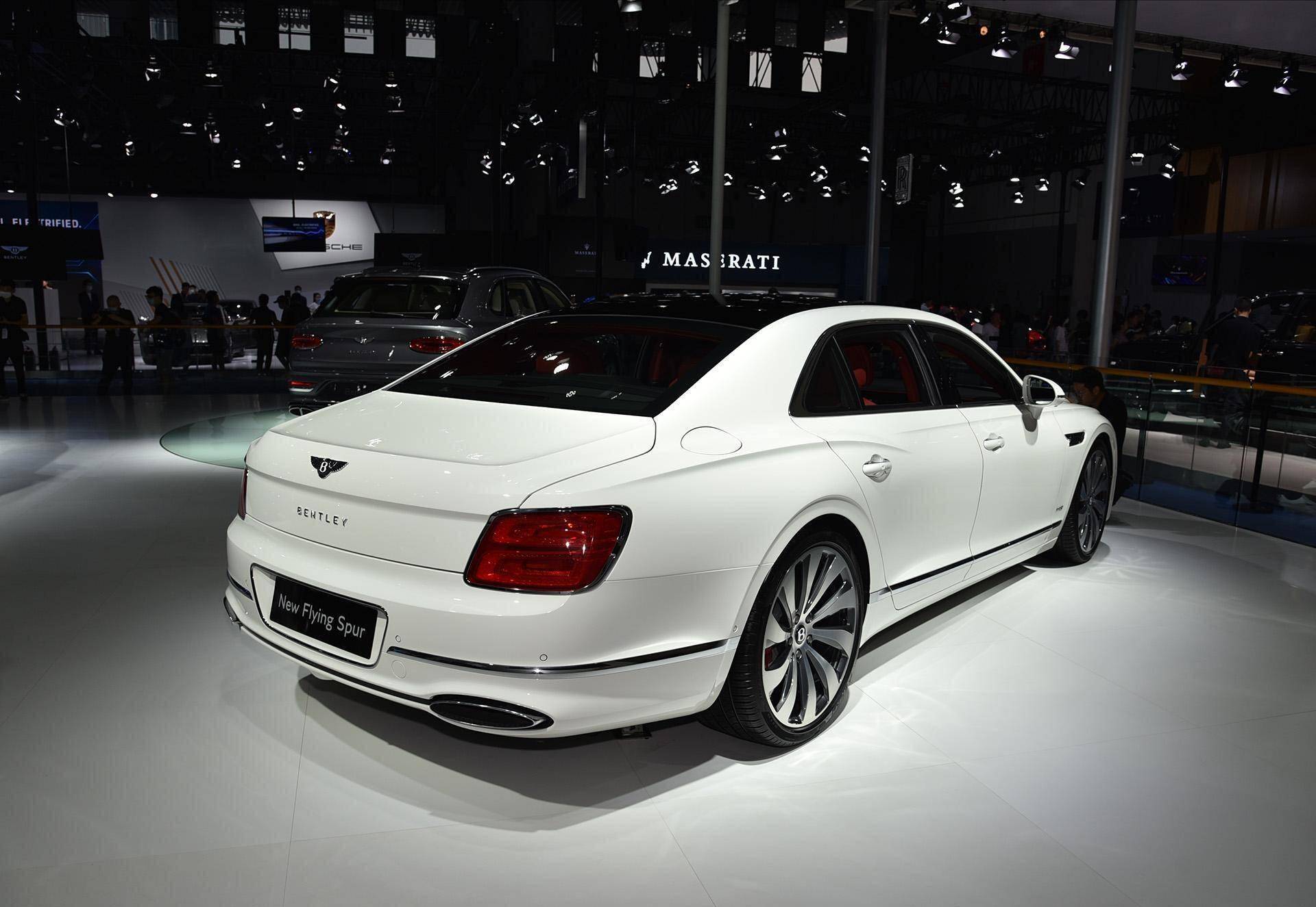 新一代宾利飞驰亮相新车标12缸动力豪华不输奔驰s级