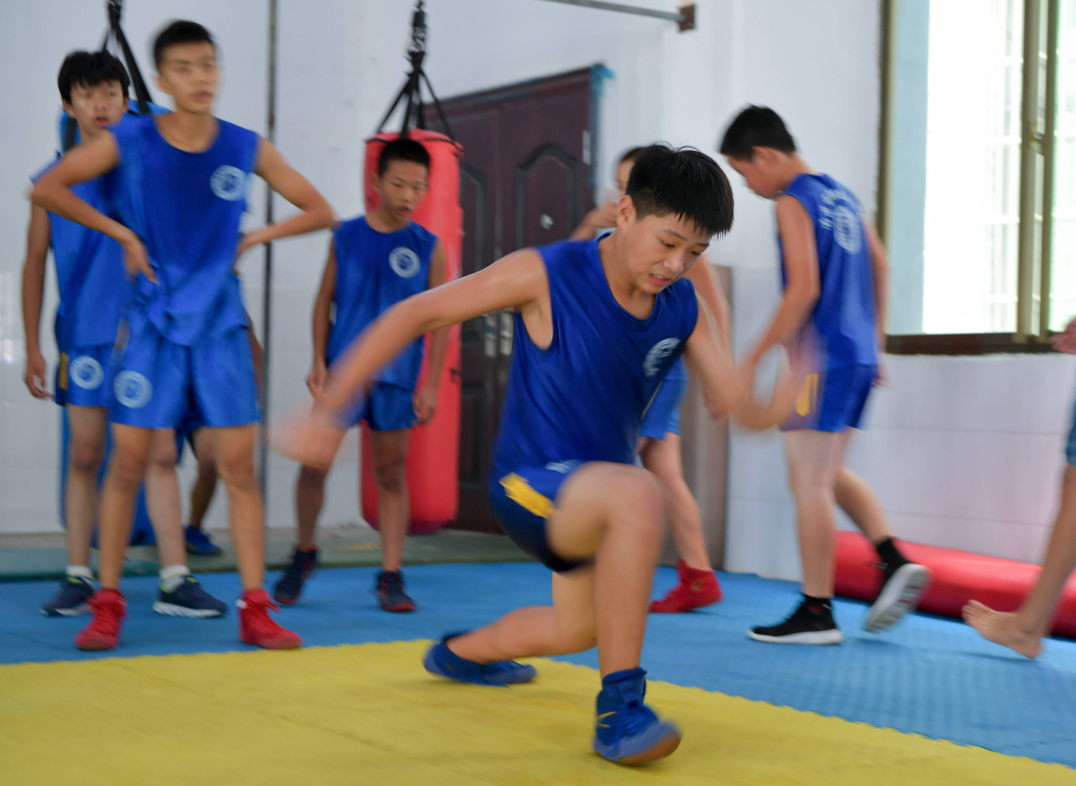 中国摔跤训练三人图片
