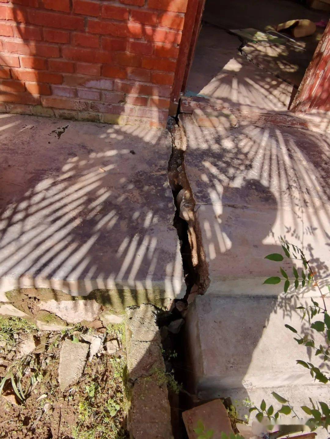 面目全非)(这里原本有间房子,院子也很平整)(这里原本是个平整的院 