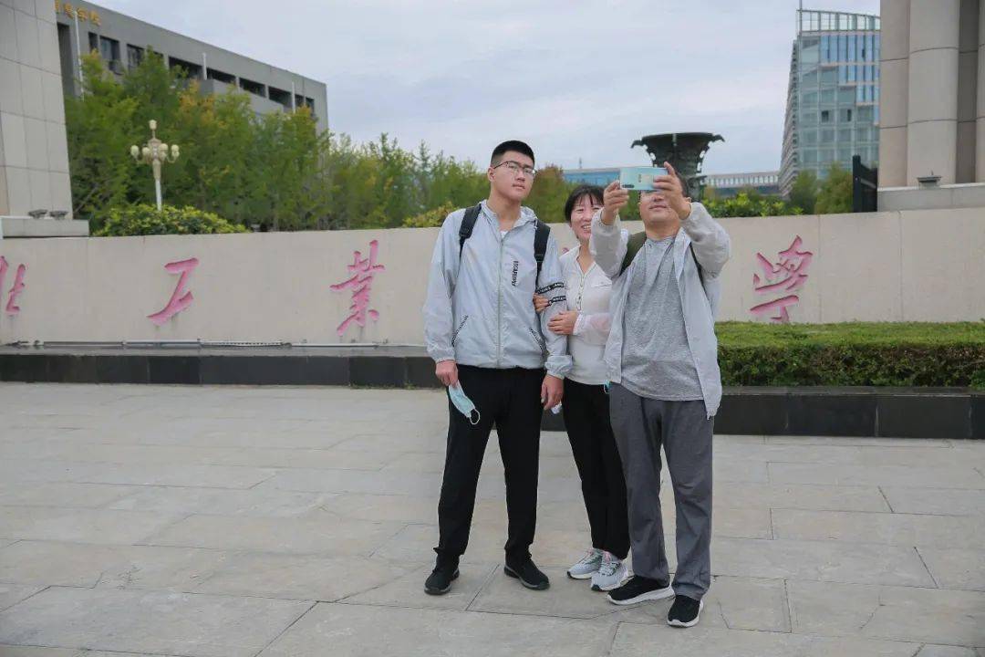 同学,请扫码,测体温低调内敛但内心温暖的西工大老师,用背影向萌新