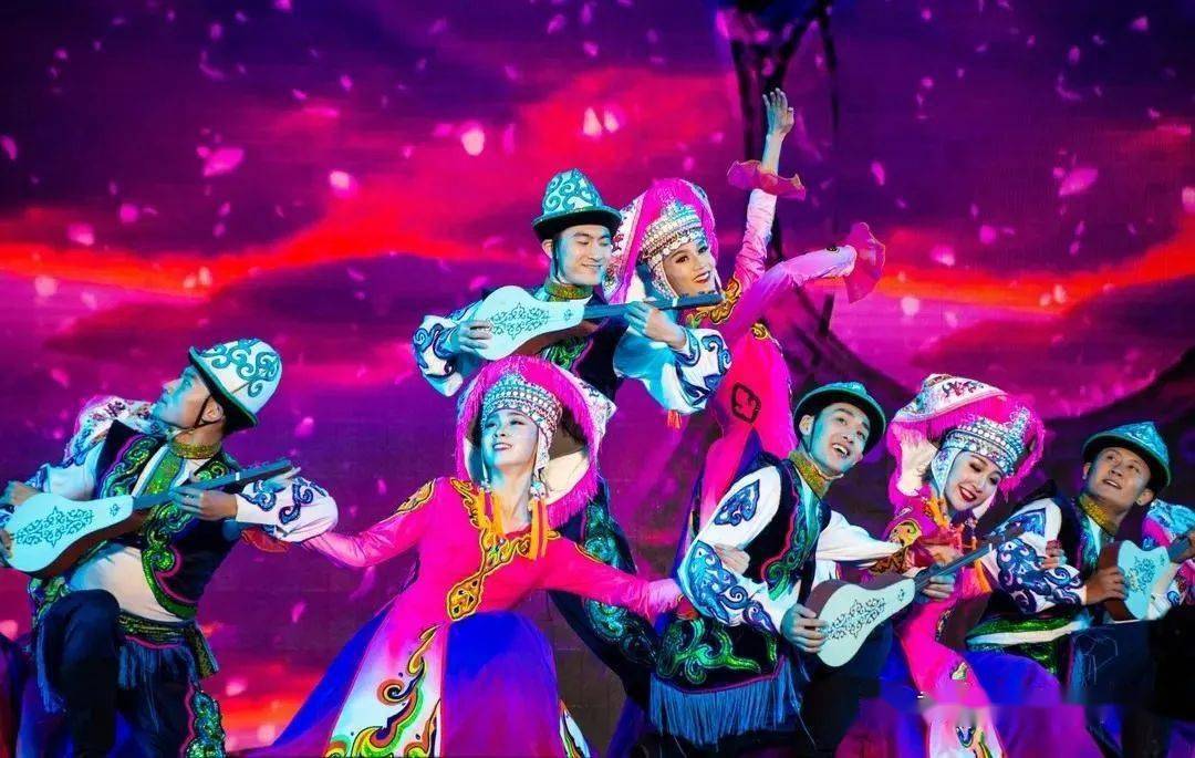 雄浑壮阔的音色,豪迈厚重的气势,中央民族歌舞团演出人员身着艳丽的