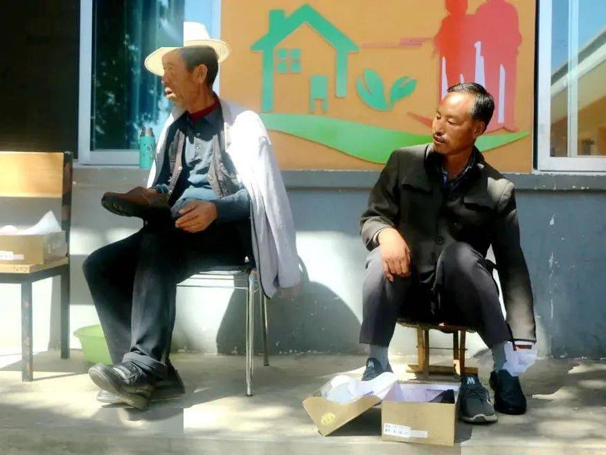 走向我们的小康生活康家集乡敬老院五保老人穿上了暖心鞋