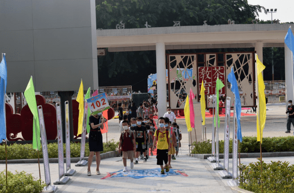 茶菁中心开蒙启智立德茶山镇中心小学举行2020年一年级新生入学礼