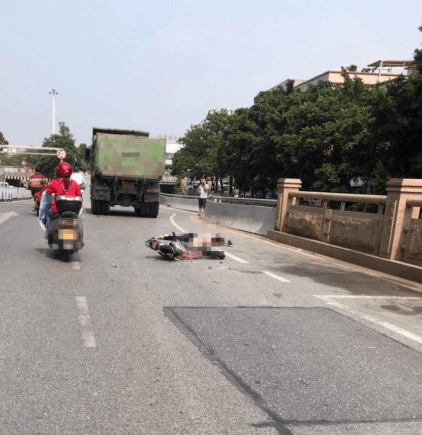 突发惨烈车祸!佛山某商场旁一人遭碾压,当场盖布!又是这种车