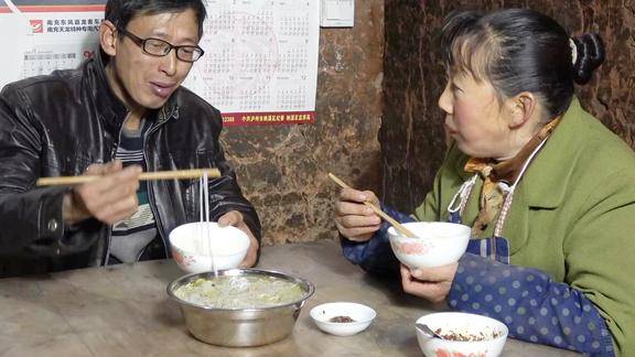 农村王四幺妈煮了盆粉丝汤吃饭也不忘对幺叔关心满满的都是爱