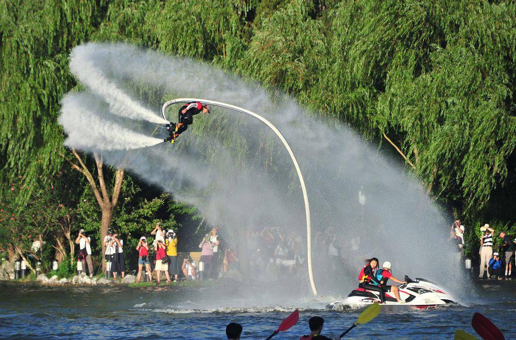 上海水上飛人為公園湖面添彩