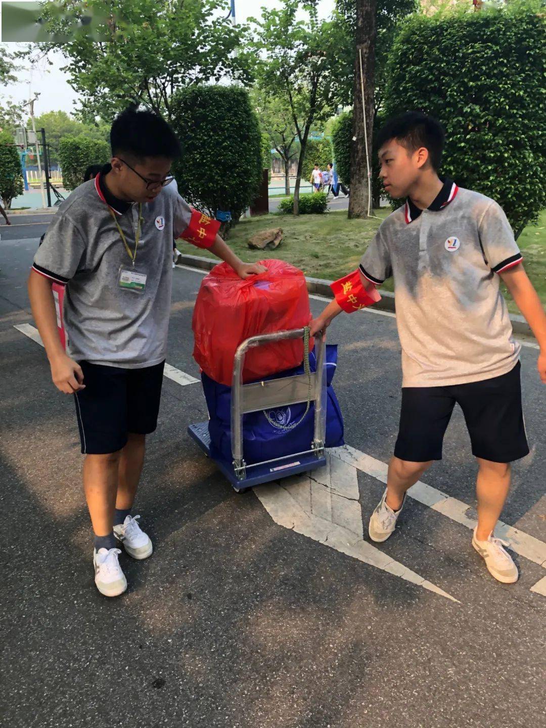 师生合力暖心入宿盐步中学七年级新生入宿