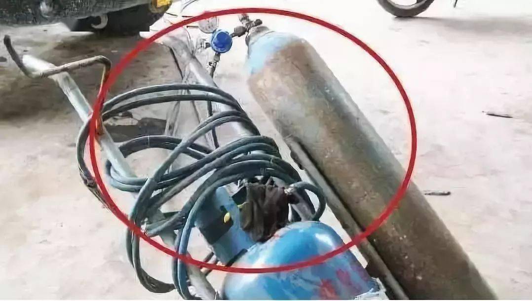 我上百个兄弟爆炸的大场面,你怕是没见过!