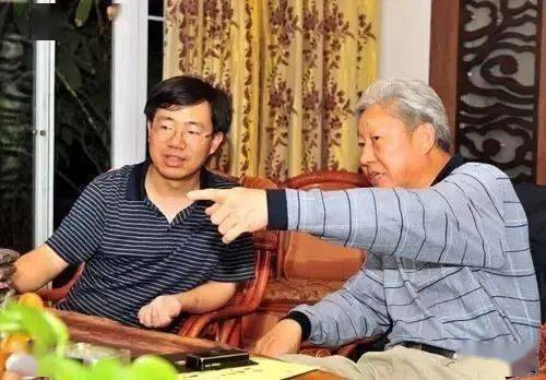 2000年,他在深圳创建了专业普洱茶陈放仓库及永年陈放模式,并于2006年