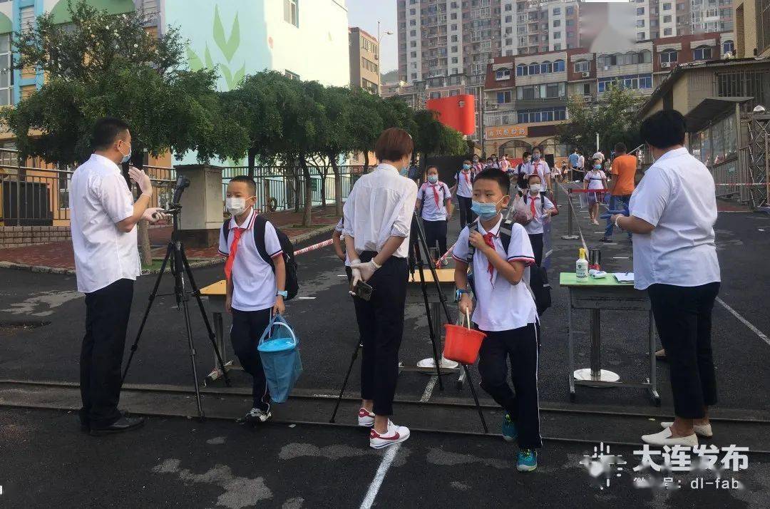 早上7时许,甘井子区红旗中心小学的老师们就守候在学校门口,架好了