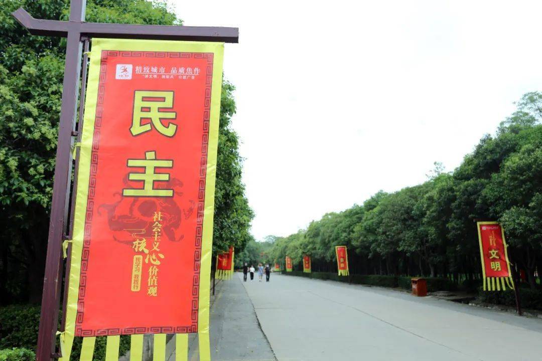 景区创新设计的仿古宣传牌及道旗,风格样式与景区文化相结合,氛围相