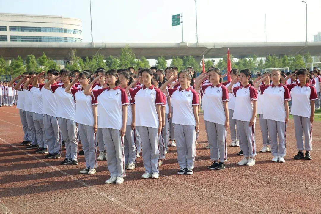 荆州中学2020级新生于8月25日到校报到,随着军训结束,学生们将迎来