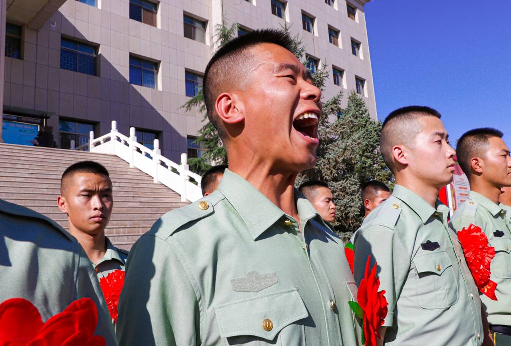 向您敬最後一個軍禮,光榮的武警部隊旗!